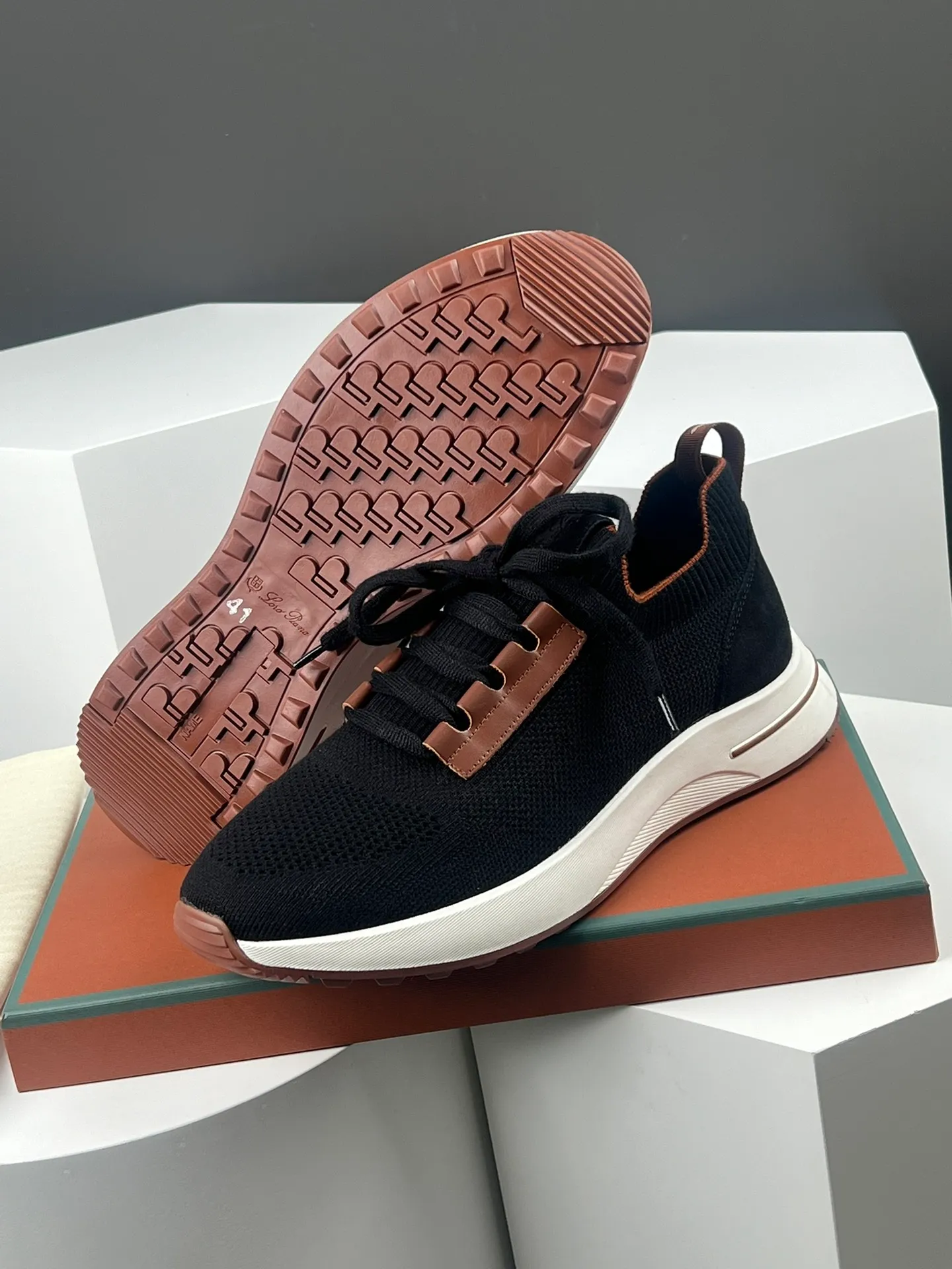 Factory price 420💰L men's shoes💰New product on sale Loro men's shoes💰iana knitted sneakers｜Made of Wish wool blended fabric｜The upper is made of unique knitted fabric production technology｜Comprehensive one-to-one restoration of the counter process｜Additional original molded rubber three-color combination technology outsole｜Size: 39-44 (customized at 45.46)